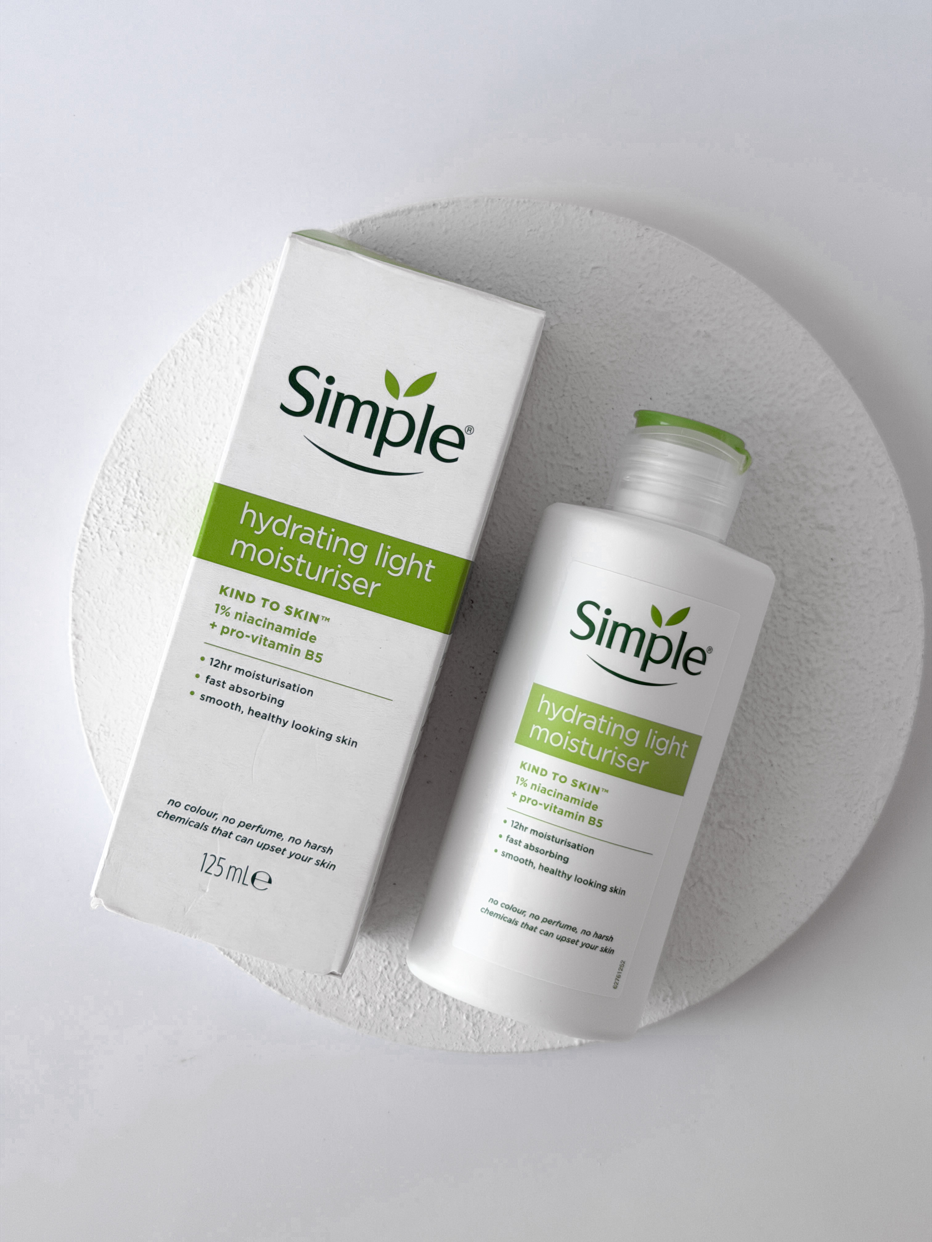 آبرسان و مرطوب کننده پوست سیمپل Simple Hydrating Moisturizer در دو مدل لایت (Light) و ریچ (Rich)