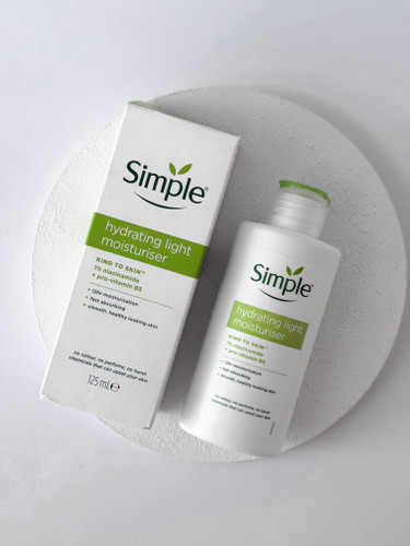 آبرسان و مرطوب کننده پوست سیمپل Simple Hydrating Moisturizer در دو مدل لایت (Light) و ریچ (Rich)
